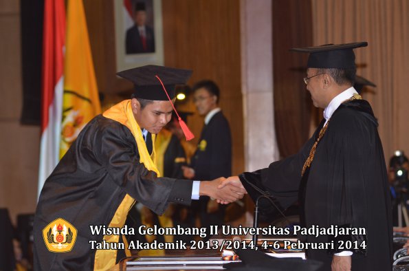 wisuda-unpad-gel-ii-ta-2013_2014-fakultas-hukum-oleh-rektor-157