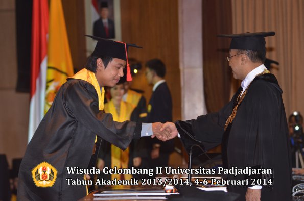 wisuda-unpad-gel-ii-ta-2013_2014-fakultas-hukum-oleh-rektor-158