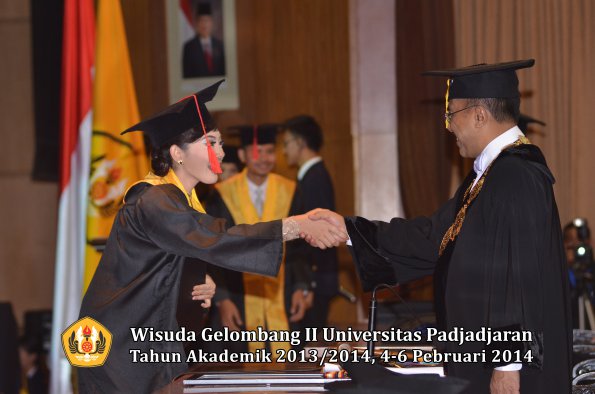 wisuda-unpad-gel-ii-ta-2013_2014-fakultas-hukum-oleh-rektor-159