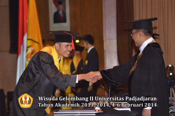 wisuda-unpad-gel-ii-ta-2013_2014-fakultas-hukum-oleh-rektor-160