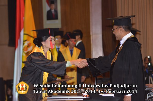 wisuda-unpad-gel-ii-ta-2013_2014-fakultas-hukum-oleh-rektor-161