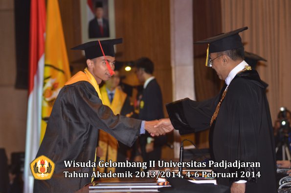 wisuda-unpad-gel-ii-ta-2013_2014-fakultas-hukum-oleh-rektor-162