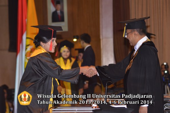 wisuda-unpad-gel-ii-ta-2013_2014-fakultas-hukum-oleh-rektor-164