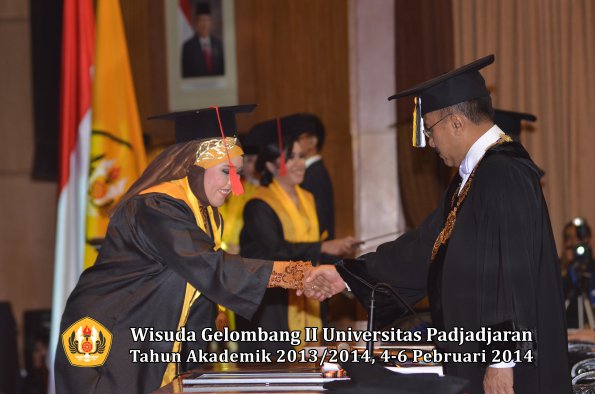 wisuda-unpad-gel-ii-ta-2013_2014-fakultas-hukum-oleh-rektor-165