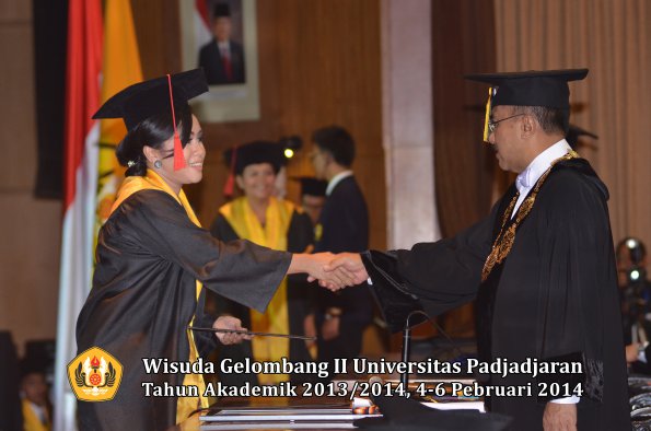 wisuda-unpad-gel-ii-ta-2013_2014-fakultas-hukum-oleh-rektor-166