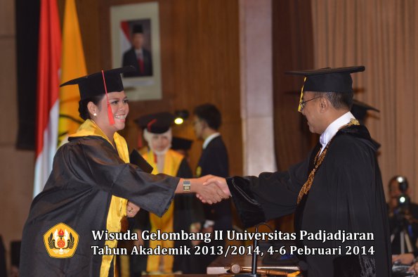 wisuda-unpad-gel-ii-ta-2013_2014-fakultas-hukum-oleh-rektor-167