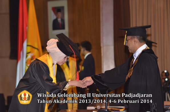 wisuda-unpad-gel-ii-ta-2013_2014-fakultas-hukum-oleh-rektor-168