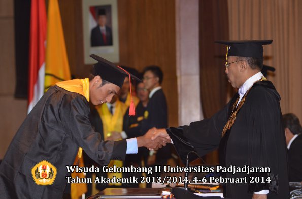 wisuda-unpad-gel-ii-ta-2013_2014-fakultas-hukum-oleh-rektor-169