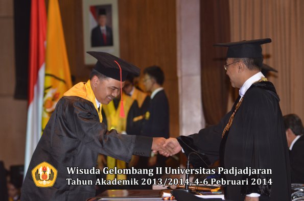 wisuda-unpad-gel-ii-ta-2013_2014-fakultas-hukum-oleh-rektor-170