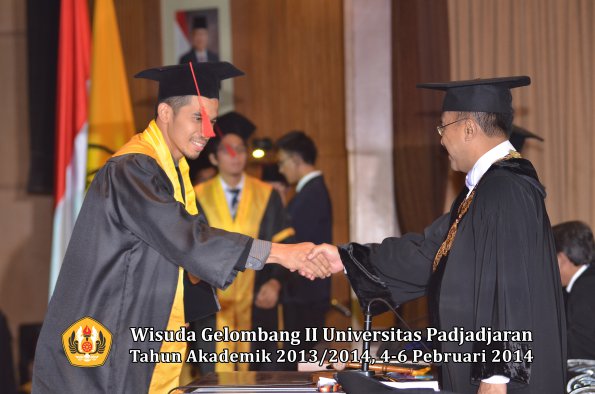 wisuda-unpad-gel-ii-ta-2013_2014-fakultas-hukum-oleh-rektor-171