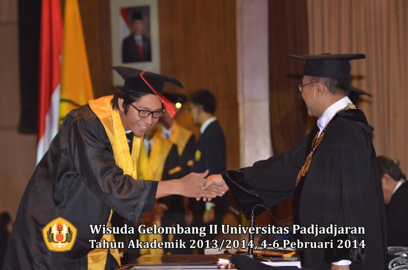 wisuda-unpad-gel-ii-ta-2013_2014-fakultas-hukum-oleh-rektor-172