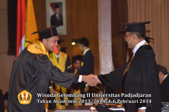 wisuda-unpad-gel-ii-ta-2013_2014-fakultas-hukum-oleh-rektor-173