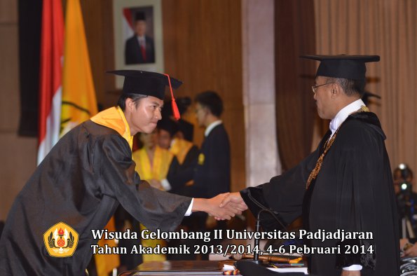 wisuda-unpad-gel-ii-ta-2013_2014-fakultas-hukum-oleh-rektor-174