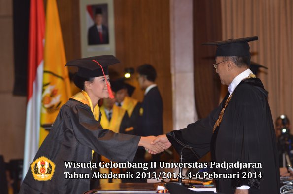 wisuda-unpad-gel-ii-ta-2013_2014-fakultas-hukum-oleh-rektor-175