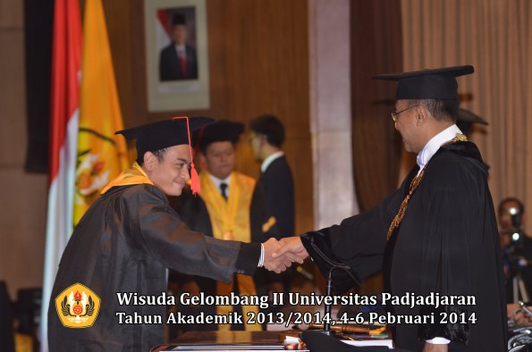 wisuda-unpad-gel-ii-ta-2013_2014-fakultas-hukum-oleh-rektor-176