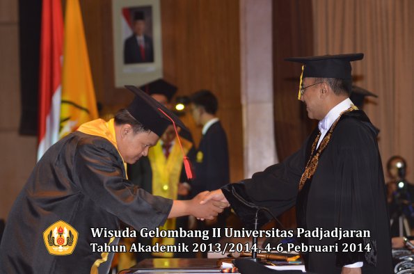 wisuda-unpad-gel-ii-ta-2013_2014-fakultas-hukum-oleh-rektor-177