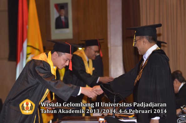 wisuda-unpad-gel-ii-ta-2013_2014-fakultas-hukum-oleh-rektor-178