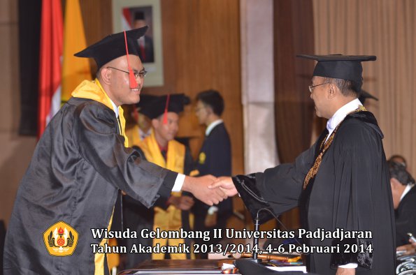 wisuda-unpad-gel-ii-ta-2013_2014-fakultas-hukum-oleh-rektor-179