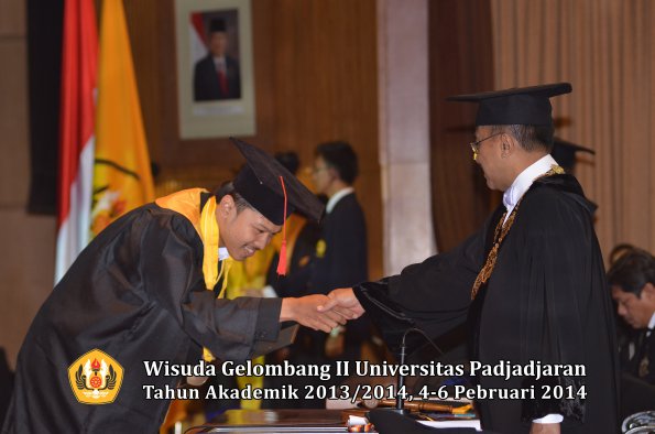 wisuda-unpad-gel-ii-ta-2013_2014-fakultas-hukum-oleh-rektor-181