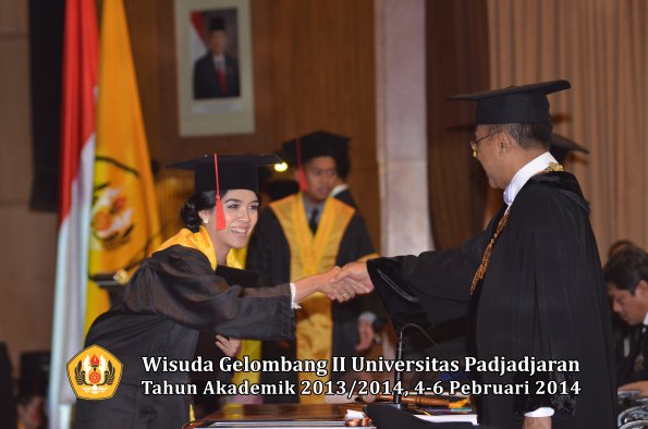 wisuda-unpad-gel-ii-ta-2013_2014-fakultas-hukum-oleh-rektor-182