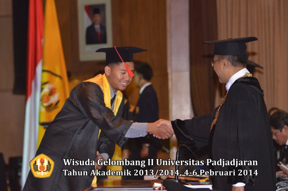 wisuda-unpad-gel-ii-ta-2013_2014-fakultas-hukum-oleh-rektor-183