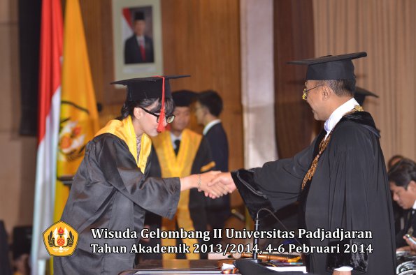 wisuda-unpad-gel-ii-ta-2013_2014-fakultas-hukum-oleh-rektor-184