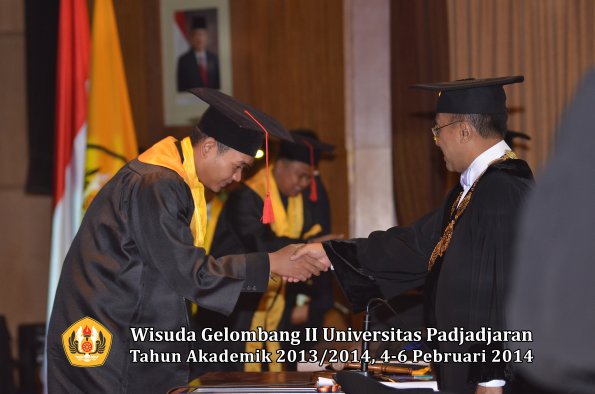 wisuda-unpad-gel-ii-ta-2013_2014-fakultas-hukum-oleh-rektor-185