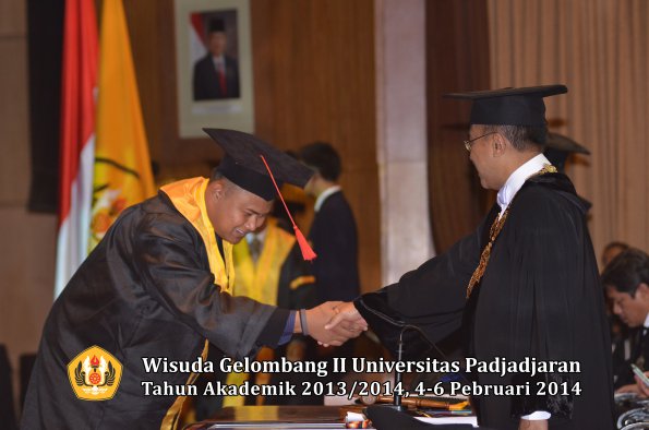 wisuda-unpad-gel-ii-ta-2013_2014-fakultas-hukum-oleh-rektor-186