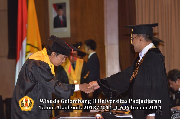 wisuda-unpad-gel-ii-ta-2013_2014-fakultas-hukum-oleh-rektor-187