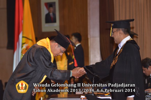 wisuda-unpad-gel-ii-ta-2013_2014-fakultas-hukum-oleh-rektor-188