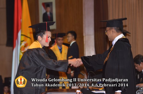 wisuda-unpad-gel-ii-ta-2013_2014-fakultas-hukum-oleh-rektor-189