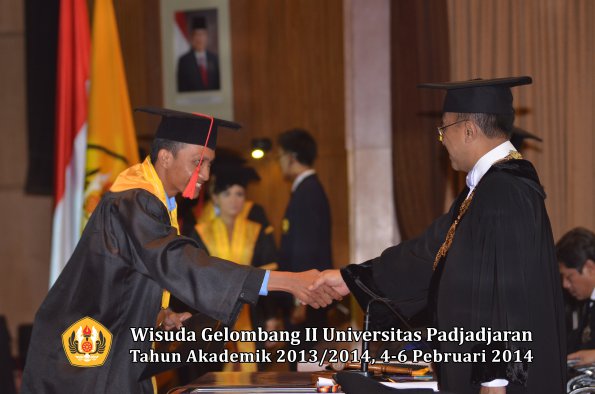 wisuda-unpad-gel-ii-ta-2013_2014-fakultas-hukum-oleh-rektor-190