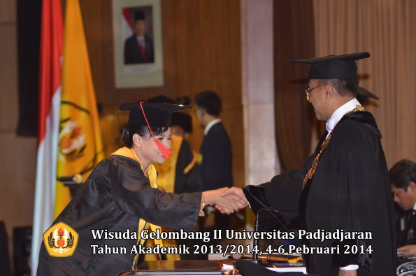 wisuda-unpad-gel-ii-ta-2013_2014-fakultas-hukum-oleh-rektor-191