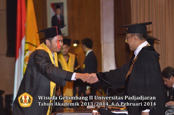 wisuda-unpad-gel-ii-ta-2013_2014-fakultas-hukum-oleh-rektor-192