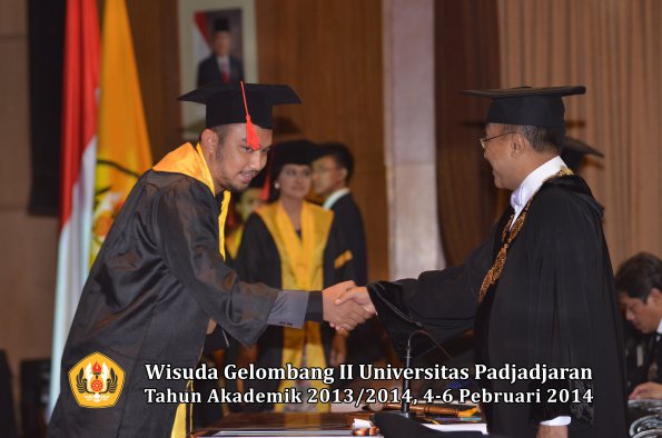 wisuda-unpad-gel-ii-ta-2013_2014-fakultas-hukum-oleh-rektor-193