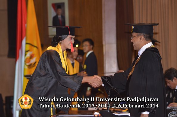 wisuda-unpad-gel-ii-ta-2013_2014-fakultas-hukum-oleh-rektor-194