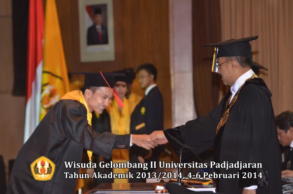 wisuda-unpad-gel-ii-ta-2013_2014-fakultas-hukum-oleh-rektor-195