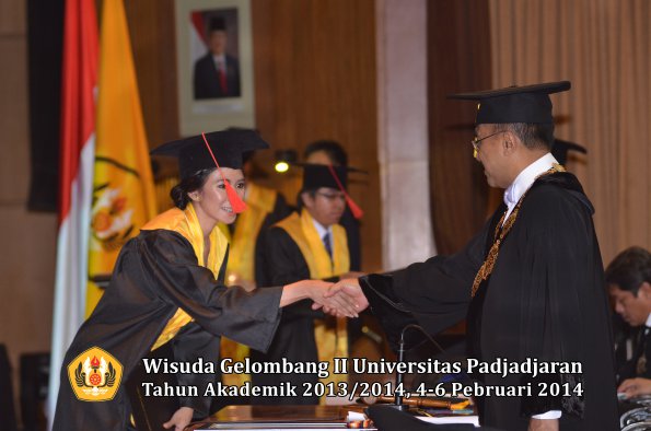 wisuda-unpad-gel-ii-ta-2013_2014-fakultas-hukum-oleh-rektor-196