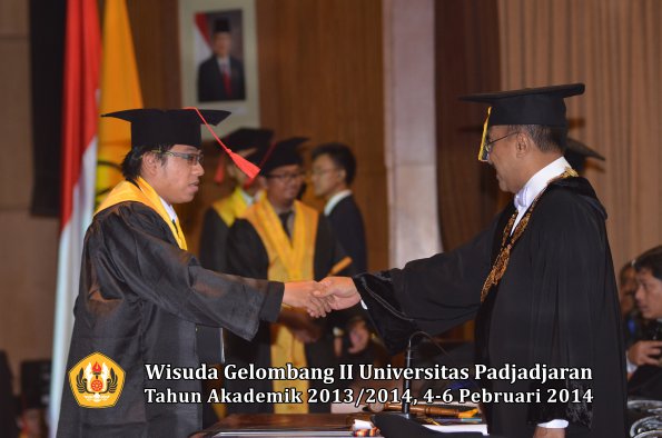 wisuda-unpad-gel-ii-ta-2013_2014-fakultas-hukum-oleh-rektor-197