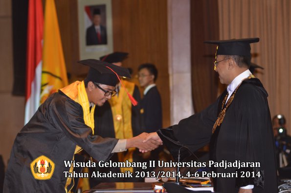 wisuda-unpad-gel-ii-ta-2013_2014-fakultas-hukum-oleh-rektor-198