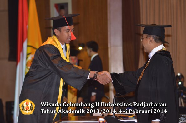 wisuda-unpad-gel-ii-ta-2013_2014-fakultas-hukum-oleh-rektor-199