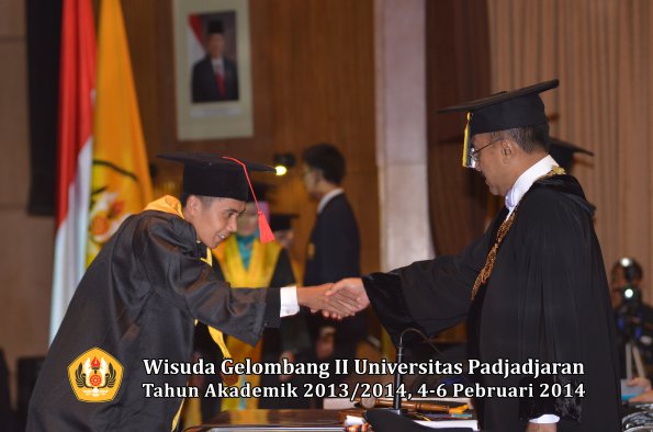 wisuda-unpad-gel-ii-ta-2013_2014-fakultas-hukum-oleh-rektor-200