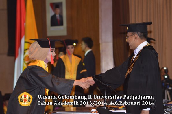 wisuda-unpad-gel-ii-ta-2013_2014-fakultas-hukum-oleh-rektor-203