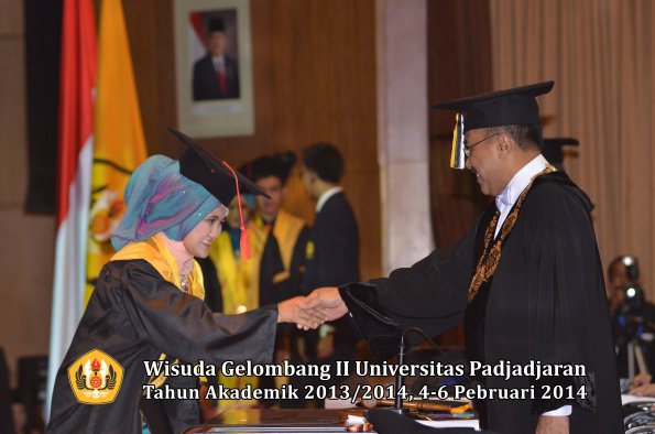 wisuda-unpad-gel-ii-ta-2013_2014-fakultas-hukum-oleh-rektor-206