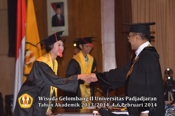 wisuda-unpad-gel-ii-ta-2013_2014-fakultas-hukum-oleh-rektor-215