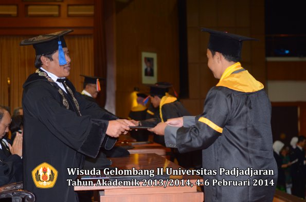 wisuda-unpad-gel-ii-ta-2013_2014-fakultas-teknik-geologi-oleh-dekan-032