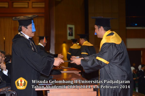 wisuda-unpad-gel-ii-ta-2013_2014-fakultas-teknik-geologi-oleh-dekan-036