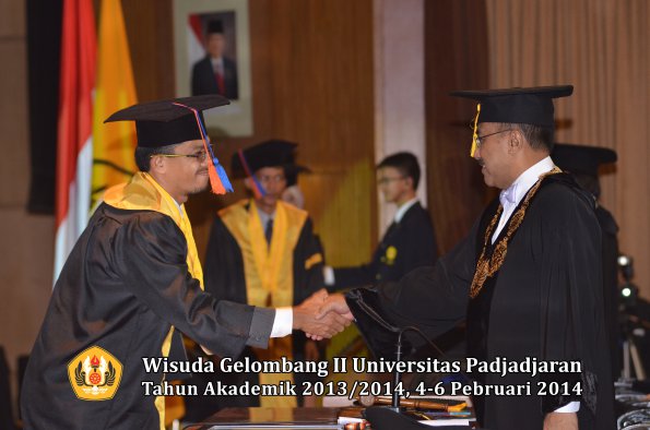 wisuda-unpad-gel-ii-ta-2013_2014-fakultas-teknik-geologi-oleh-rektor-003