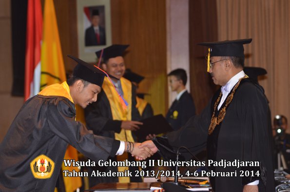 wisuda-unpad-gel-ii-ta-2013_2014-fakultas-teknik-geologi-oleh-rektor-009