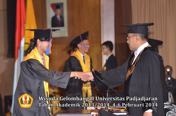 wisuda-unpad-gel-ii-ta-2013_2014-fakultas-teknik-geologi-oleh-rektor-012